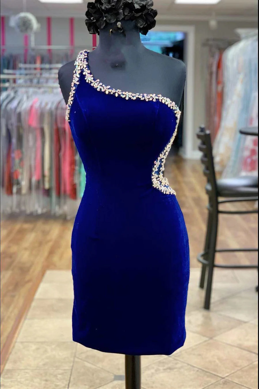 Vestido corto de terciopelo con un solo hombro y cuentas para el regreso a casa